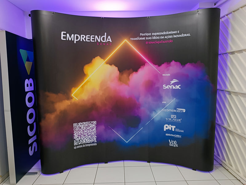 Painel Pantográfico P1 3x3(2) Curvo Completo – Estrutura Modular e Impressão para Máxima Visibilidade