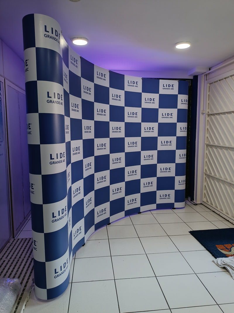 Painel Pantográfico P1 4x3(2) Curvo Completo – Estrutura Modular e Impressão para Máximo Impacto
