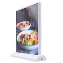 Display de mesa LED A5 compacto em ambiente comercial