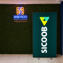 Painel backlight em tecido iluminado LED aplicado em recepção corporativa com iluminação verde